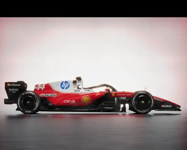 El Ferrari F1 2026, un coche de carreras rojo y blanco con patrocinadores como HP y Shell, listo para la velocidad.