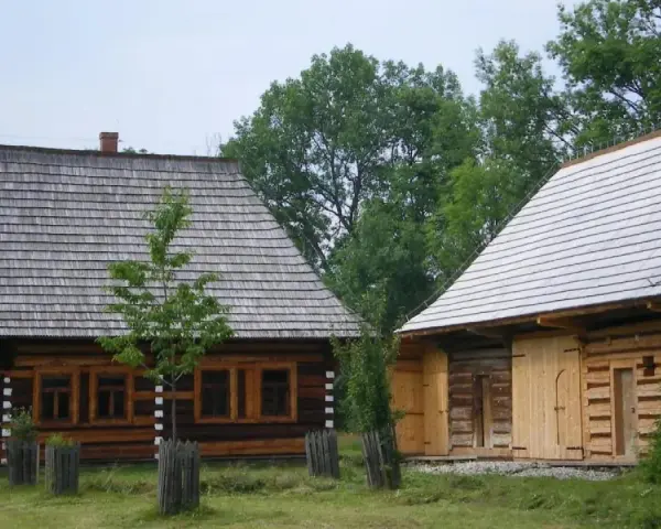 Drewniane chaty i ich urokliwe dachy to główne zubrzyca górna atrakcje. Warto odwiedzić to miejsce, by poczuć klimat dawnej wsi.