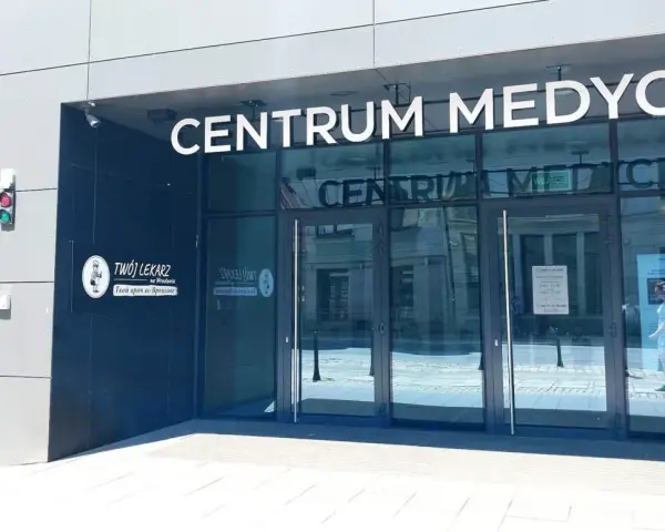 Wejście do Centrum Medycznego z napisem "Centrum Medyczne" i logo "Twój Lekarz".