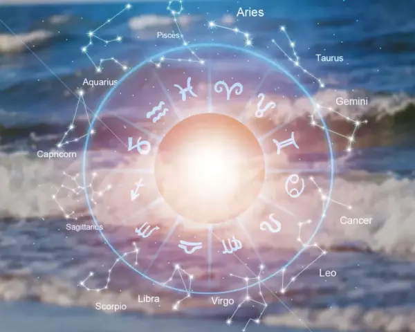 Odkryj swój horoskop na 2026 rok! Koło zodiaku i konstelacje na tle fal morskich zapowiadają kosmiczne przeżycia.