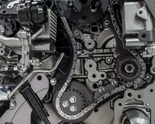 Dettaglio di un motore con ingranaggi e catena di distribuzione. La catena di distribuzione non si cambia, è un elemento cruciale per il funzionamento del motore.