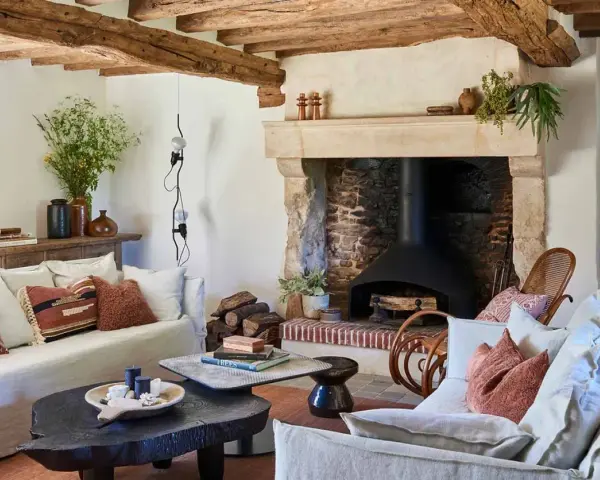 Interni accoglienti: le più belle case di campagna con camino in pietra, travi a vista e divani comodi.