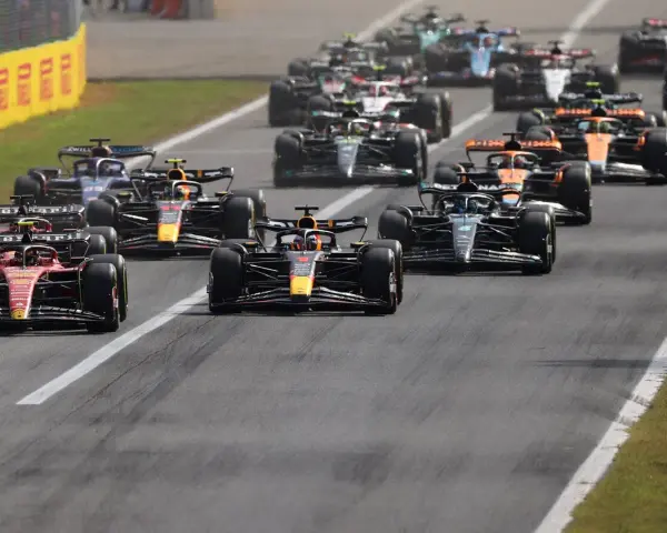 Coches de Fórmula 1 compiten en Zandvoort. Consulta el **horario F1 Zandvoort** para no perderte la acción.