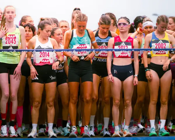 Des coureuses prêtes à en découdre, leurs dossards affichant des numéros comme 2045, 2014, 2012. Un aperçu du programme entrainement semi marathon.