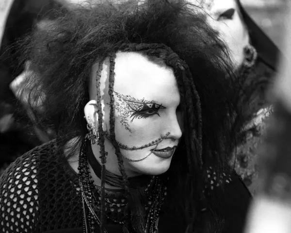 Ein Mitglied einer Gothic Rock Band mit auffälligem Make-up und Frisur.
