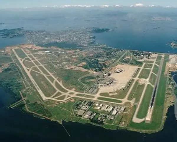 Lotnisko Rio de Janeiro z lotu ptaka, z pasami startowymi i terminalem, otoczone wodą i zielenią.