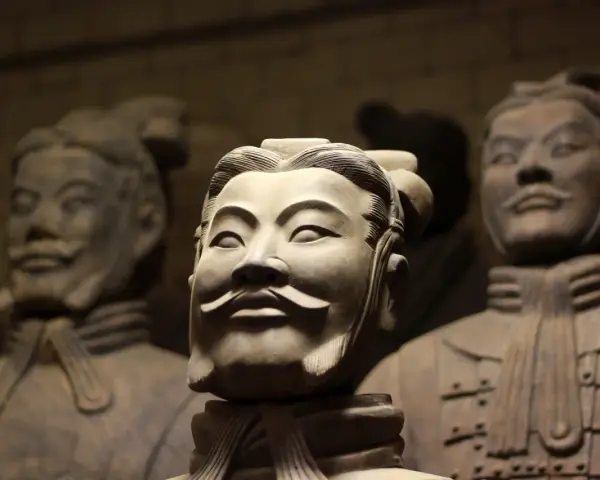 Visages des xian soldats en terre cuite, gardiens silencieux d'un empire millénaire.