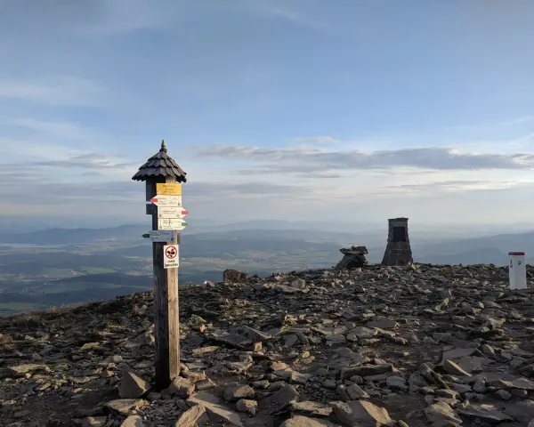 Szczyt Babiej Góry z drogowskazem i kamiennymi kopcami. Widok na Beskidy, jakby z Krakowa.