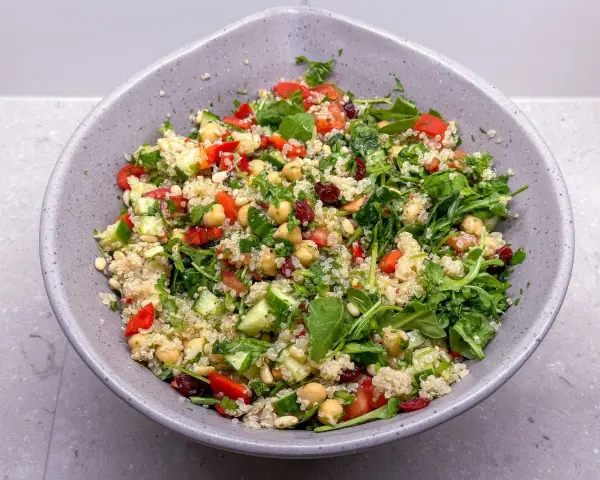 En härlig quinoa sallad med kikärtor, gurka, tomat och örter. Perfekt för en lätt lunch eller middag.