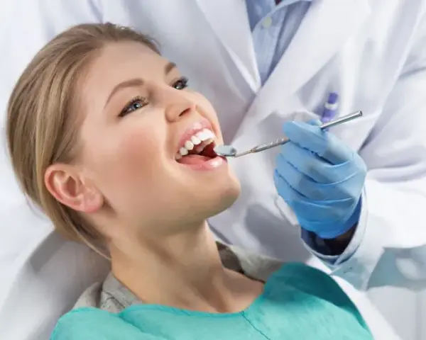Twoje szkliwo słabnie? Wzmocnij zęby domowo i u dentysty!