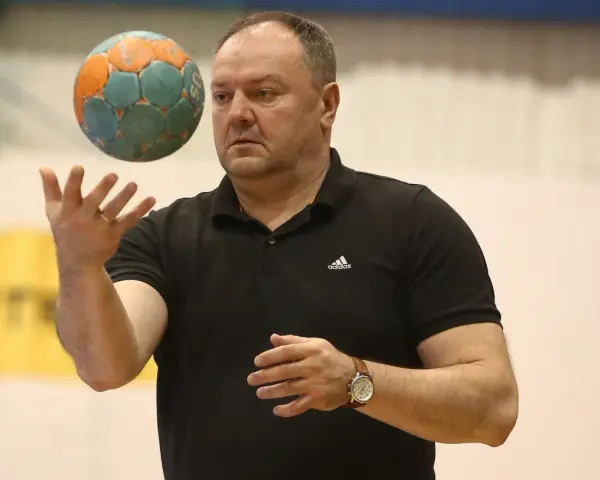 Rafał Malinowski, trener, rzuca piłką do ręcznej.