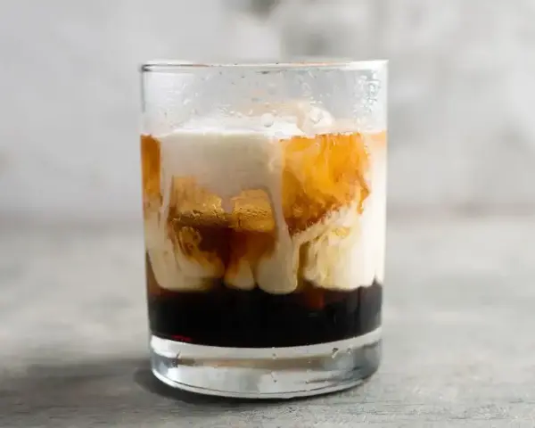 Warstwowy drink z likierem kawowym, śmietanką i lodem. Idealny na wieczorne chwile relaksu.