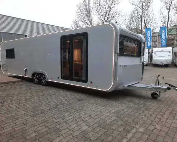 Nowy Adria Astella 904 HP, luksusowy caravan z panoramicznymi oknami i nowoczesnym designem, gotowy na podróże.