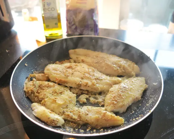 Pangasiusfiléer steks i en panna med sesamfrön och kryddor. Ett enkelt pangasius recept för en god middag.