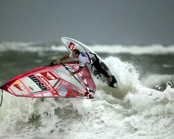 Windsurfing: Co to znaczy? Zacznij przygodę z deską i wiatrem!