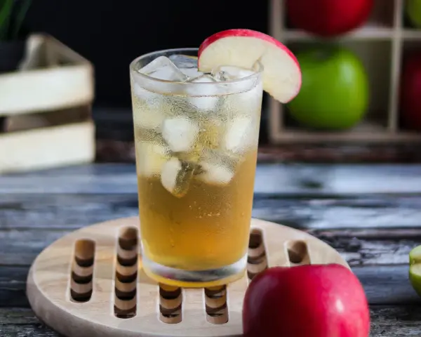 Orzeźwiający drink z jabłek, idealny na lato. Wypróbuj ten przepis na szarlotka drink!