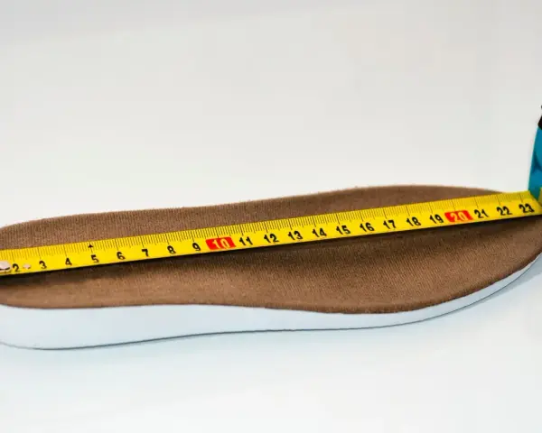 Miarka mierzy wkładkę, której długość to ok. 23 cm, co odpowiada rozmiarowi 40.