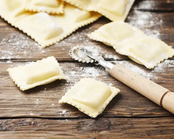 Jak zrobić tortellini? Przepis krok po kroku na idealne ciasto i farsz