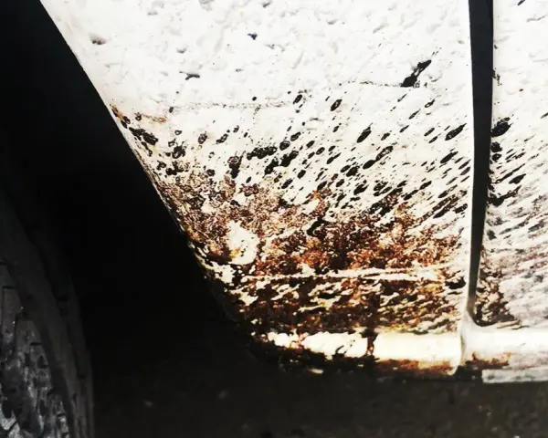 Skuteczne sposoby na usunięcie asfaltu z samochodu bez uszkodzeń