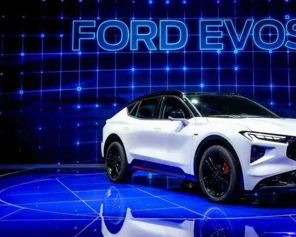Biały Ford Evos na niebieskim, futurystycznym tle z siatką. Elegancka linia nadwozia i sportowe detale podkreślają jego nowoczesny charakter.