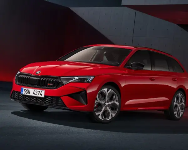 Czerwona Skoda Octavia RS kombi prezentuje sportowy design. Sprawdź aktualną skoda octavia cena i wyposażenie.