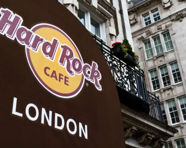 Das erste Hard Rock Cafe in London, mit seinem ikonischen Logo und der historischen Architektur im Hintergrund.
