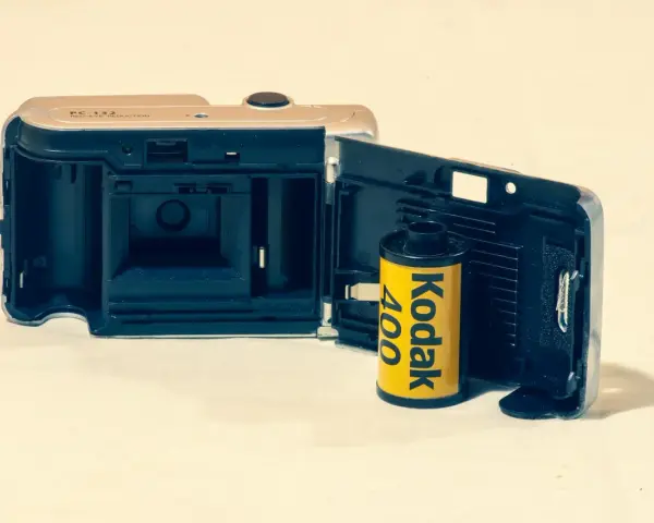 Otwarta klapka aparatu z włożonym rolką filmu Kodak 400. Klasyczny film analogowy gotowy do uchwycenia wspomnień.