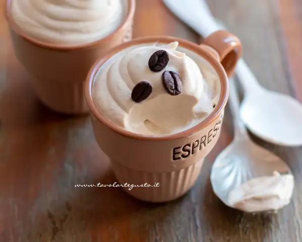 Cremoso caffè del nonno in tazzine, guarnito con chicchi di caffè. Un dolce che sa di casa e tradizione.
