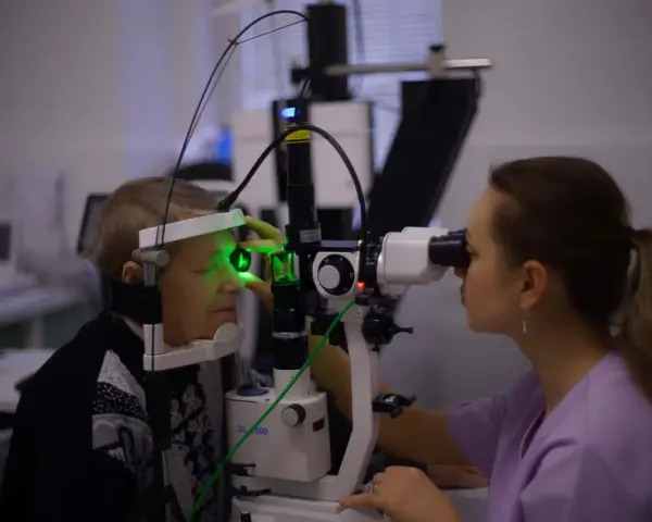 Czy zaćma wtórna wróci po kapsulotomii? Ekspert rozwiewa obawy.