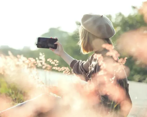 Jak zrobić sobie ładne zdjęcie: 10 trików na perfekcyjne selfie