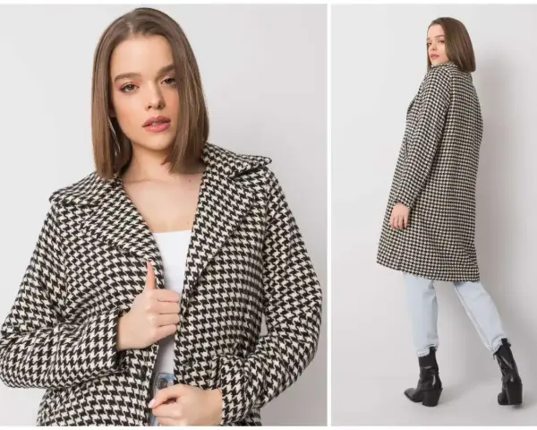 Elegancki płaszcz w klasyczną pepitkę, idealny na jesienne dni. Modelka prezentuje go w dwóch odsłonach.