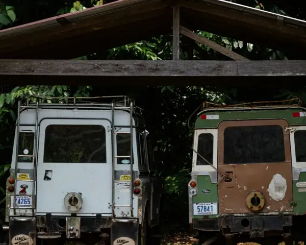 Två Land Rovers under ett tak, redo för äventyr. Kanske en framtida carport för dessa klassiker?