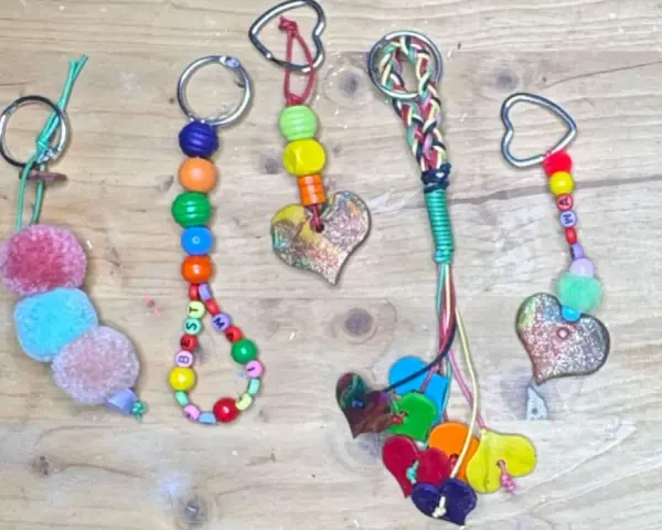 Bunte Schlüsselanhänger mit Herzen und Perlen, perfekt zum Muttertagsgeschenk selber basteln.