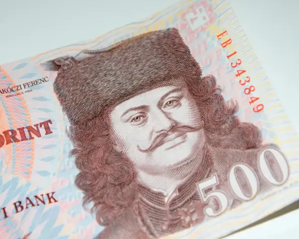 Na banknocie 500 forintów widnieje portret II. Rakoczego Ferenca. Forint to waluta na Węgrzech.