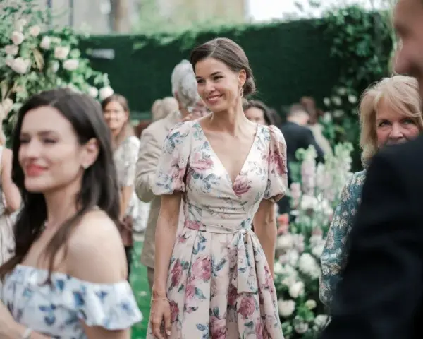 Sukienka w kwiaty na wesele? Odkryj sekrety perfekcyjnej stylizacji