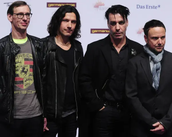 Le groupe allemand des années 2000, Rammstein, pose sur le tapis rouge.