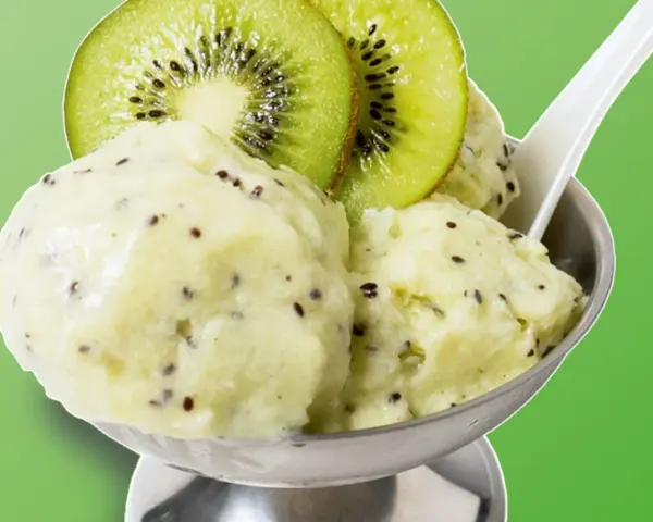 Erfrischendes Kiwi-Eis in einer Schale, garniert mit frischen Kiwischeiben. Ein Löffel steckt darin, bereit zum Genuss.