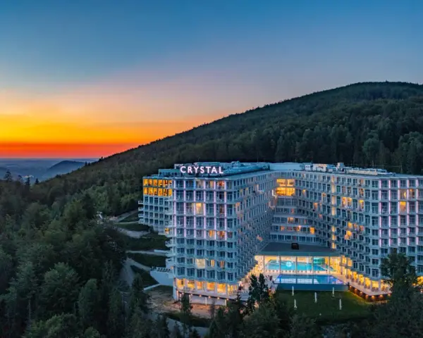 Nowoczesny hotel Crystal, otoczony lasem, z basenem i widokiem na zachód słońca. To z pewnością najlepszy hotel w Polsce.