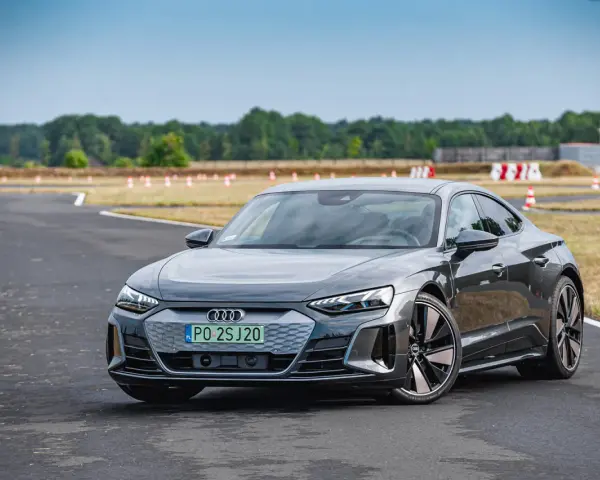 Szary Audi e-tron GT na torze wyścigowym, gotowy do jazdy.