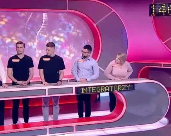 Na placu zabaw Familiady można znaleźć drużynę "Integratorzy" i prowadzącego.