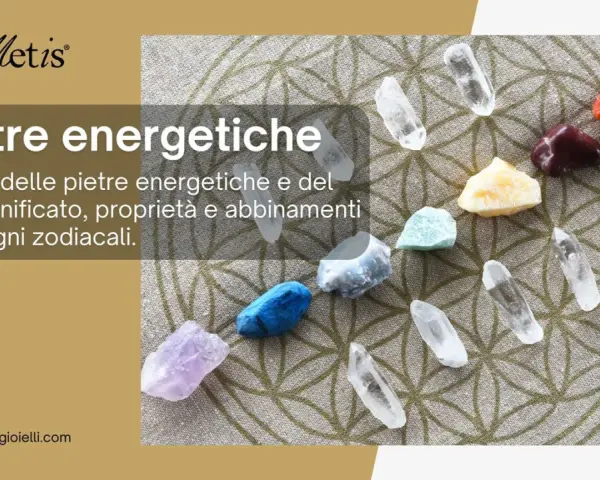 Pietre colorate disposte su un tessuto con il simbolo del Fiore della Vita. Il testo parla del significato delle gemme.