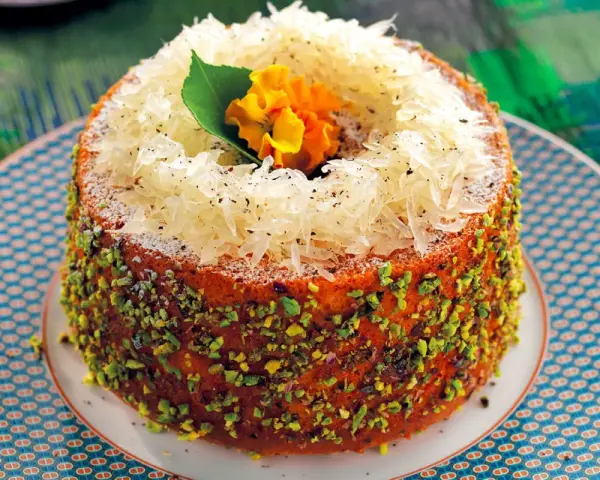 Chiffon cake ricetta: torta soffice decorata con pistacchi, pompelmo e un fiore.