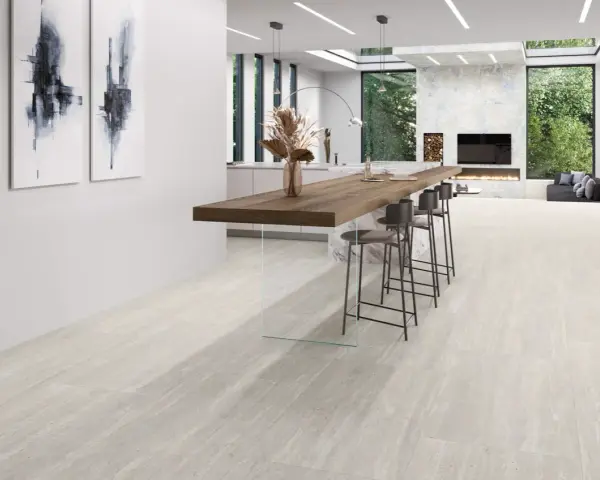 Elegantes suelos para cocinas blancas con un diseño moderno y minimalista, que complementan la isla de madera y las sillas altas.