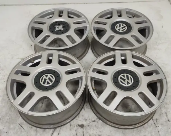 Cztery aluminiowe felgi do VW Golfa IV. Rozstaw śrub 5x100.