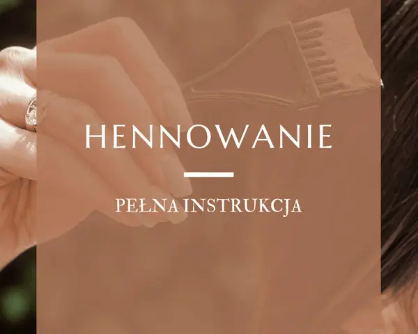 Dłoń z pierścionkiem trzyma pędzelek do henny. Dowiedz się, ile się trzyma henna i jak ją aplikować.