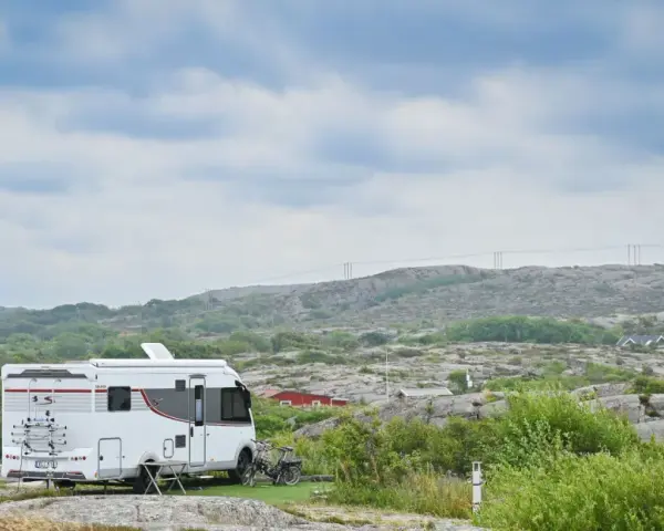 Husbil parkerad på en campingplats i Norra Sverige under en sommar. En perfekt plats för en roadtrip norra Sverige sommar.