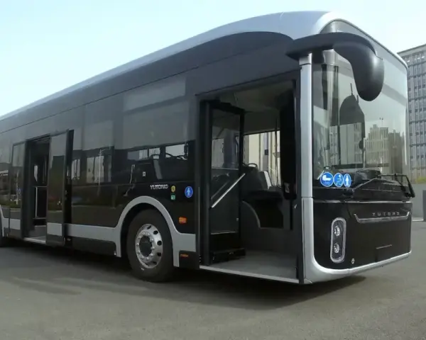 Nowoczesny, czarny yutong autobus przegubowy z otwartymi drzwiami, gotowy do przyjęcia pasażerów.
