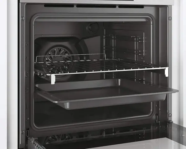 Interior de un horno moderno con rejilla y bandeja de hornear.