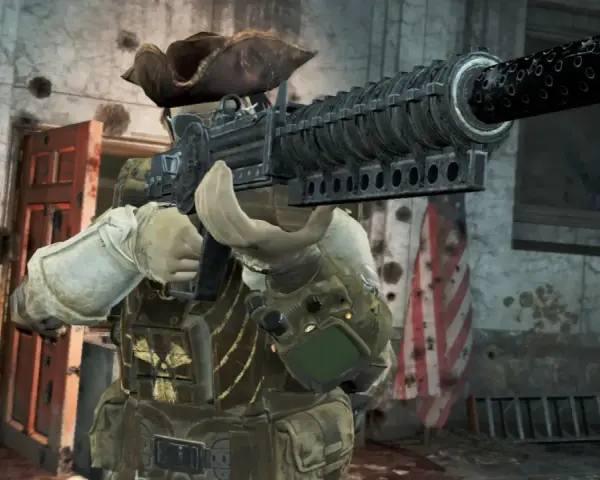 Personaje con sombrero de pirata y arma pesada, listo para la acción en Fallout 4. ¡Descubre trucos para dominar el Yermo!