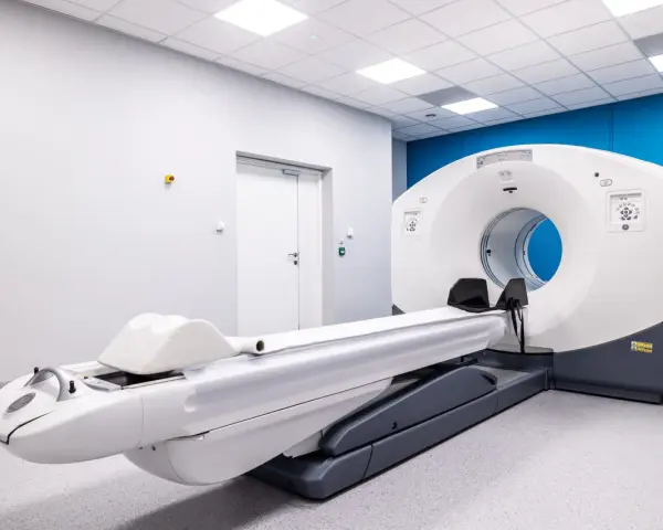 Nowoczesny aparat PET-CT w gabinecie medycznym.